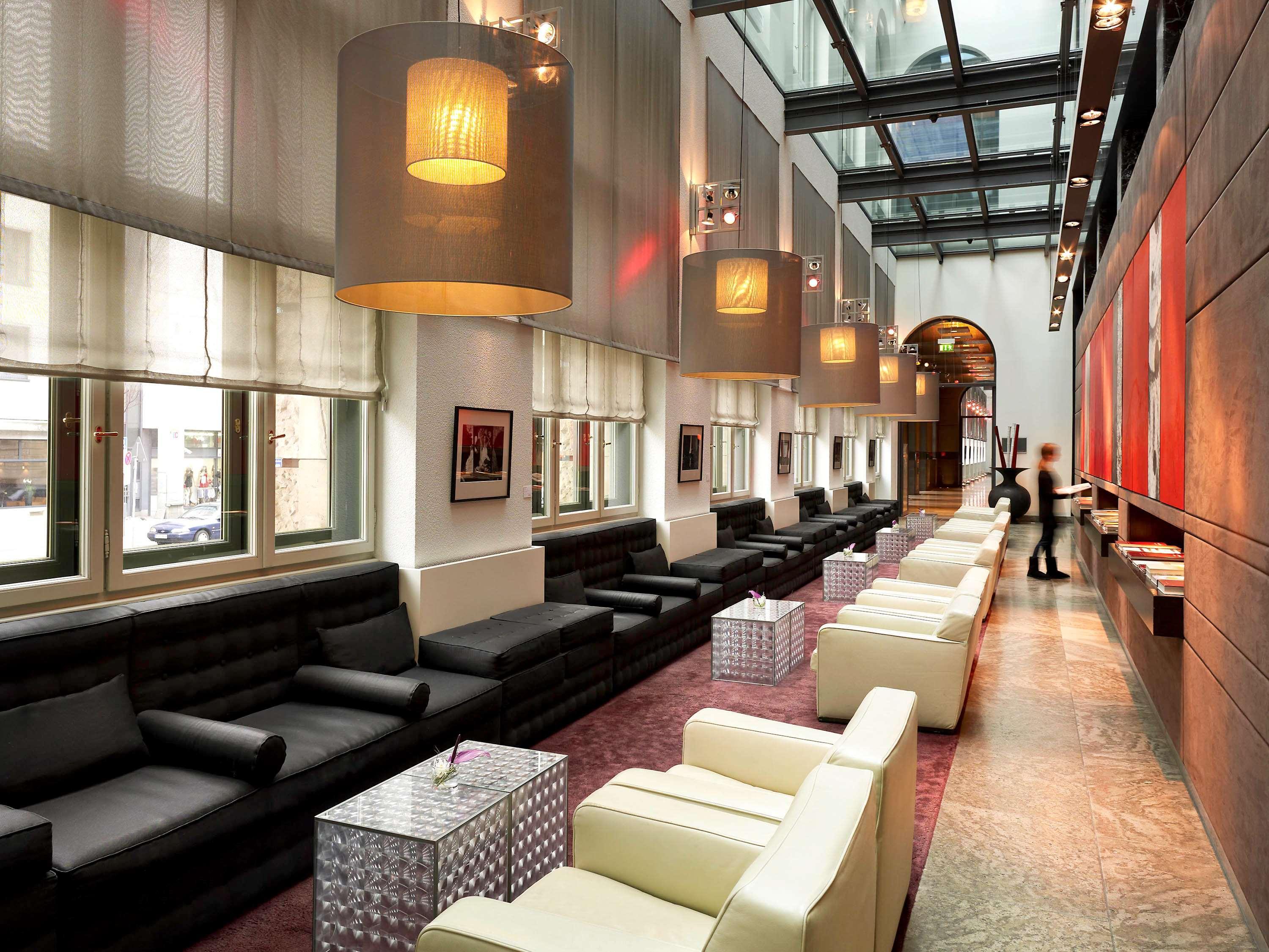 โรงแรมโซฟิเทล มิวนิก บาเยอโพสท์ ภายนอก รูปภาพ The lounge at the airport