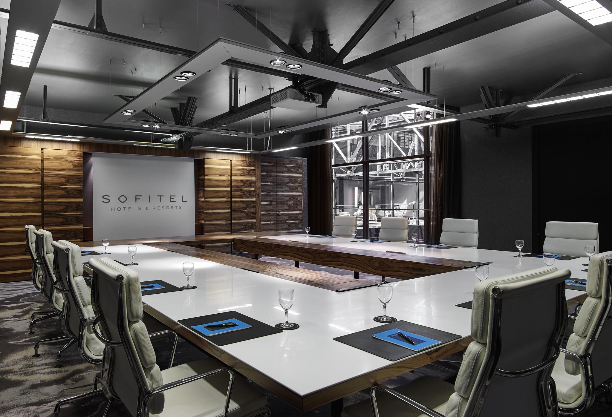 โรงแรมโซฟิเทล มิวนิก บาเยอโพสท์ ภายนอก รูปภาพ Meeting room