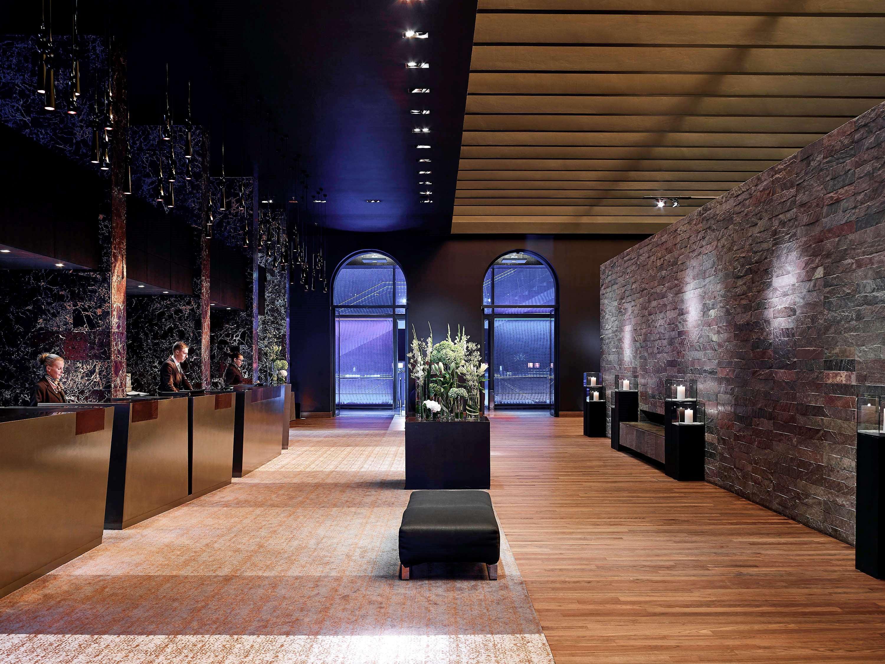 โรงแรมโซฟิเทล มิวนิก บาเยอโพสท์ ภายนอก รูปภาพ The lobby of the hotel