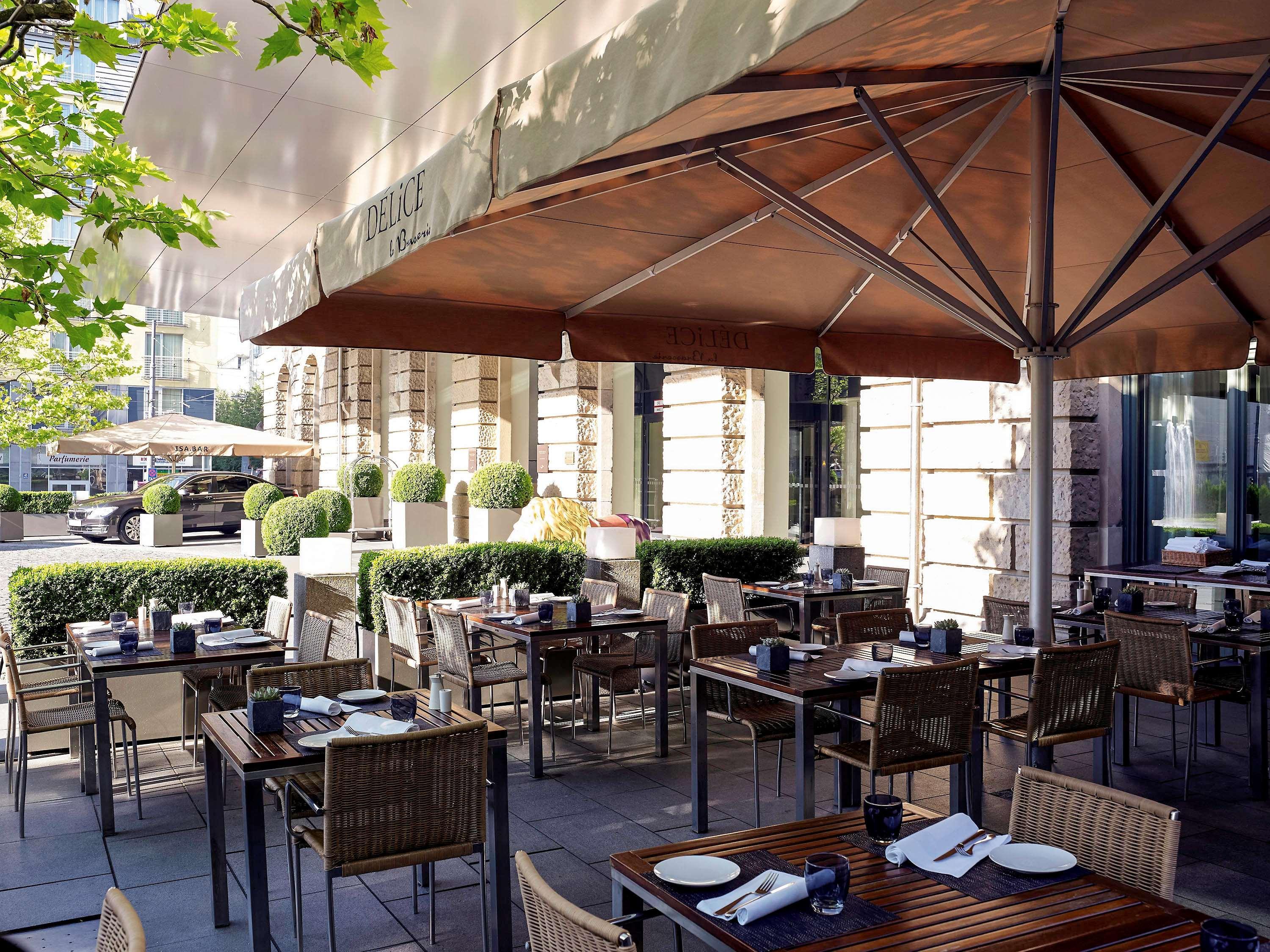 โรงแรมโซฟิเทล มิวนิก บาเยอโพสท์ ภายนอก รูปภาพ The patio at the restaurant