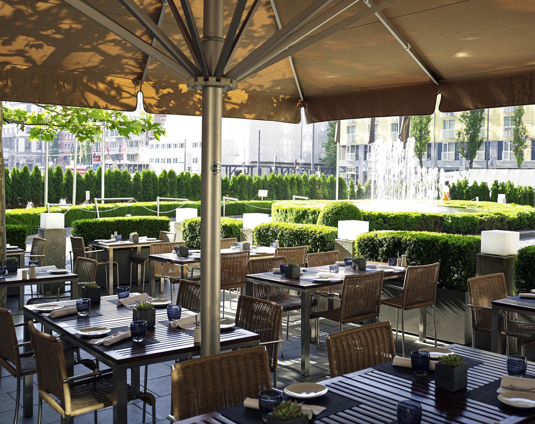 โรงแรมโซฟิเทล มิวนิก บาเยอโพสท์ ภายนอก รูปภาพ The Terrace at the Four Seasons Hotel